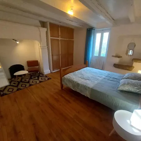 Maison Medievale Avec Jardin Dans Village Vers (Lot)