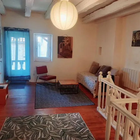 Maison Medievale Avec Jardin Dans Village Vers (Lot)