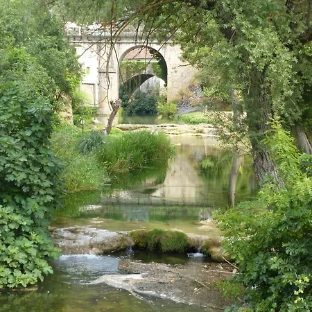 בית נופש Maison Medievale Avec Jardin Dans Village