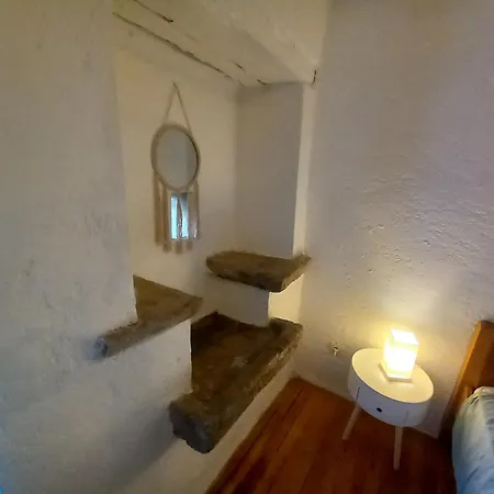 Maison Medievale Avec Jardin Dans Village *