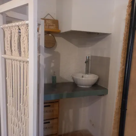 Maison Medievale Avec Jardin Dans Village Vers (Lot)