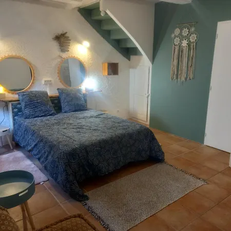 Maison Medievale Avec Jardin Dans Village