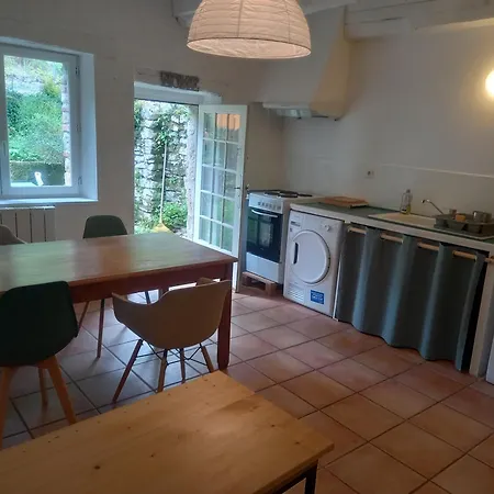 Maison Medievale Avec Jardin Dans Village בית נופש