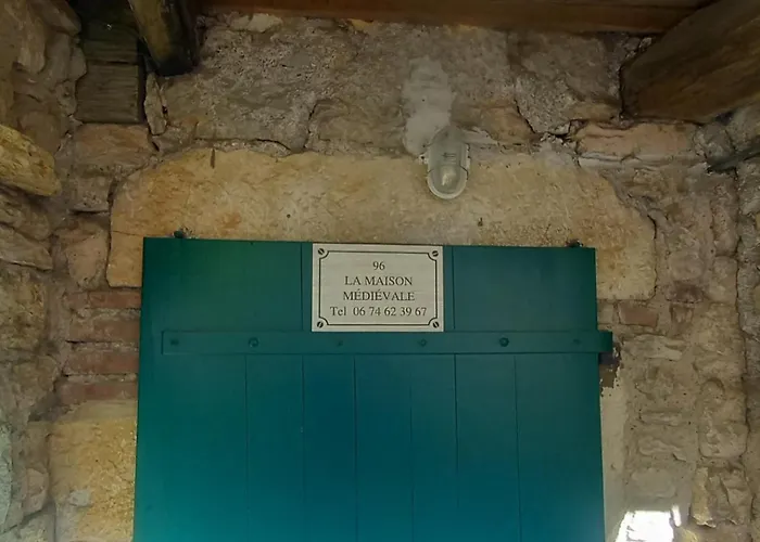 Maison Médiévale Avec Jardin Dans Village Vers (Lot)